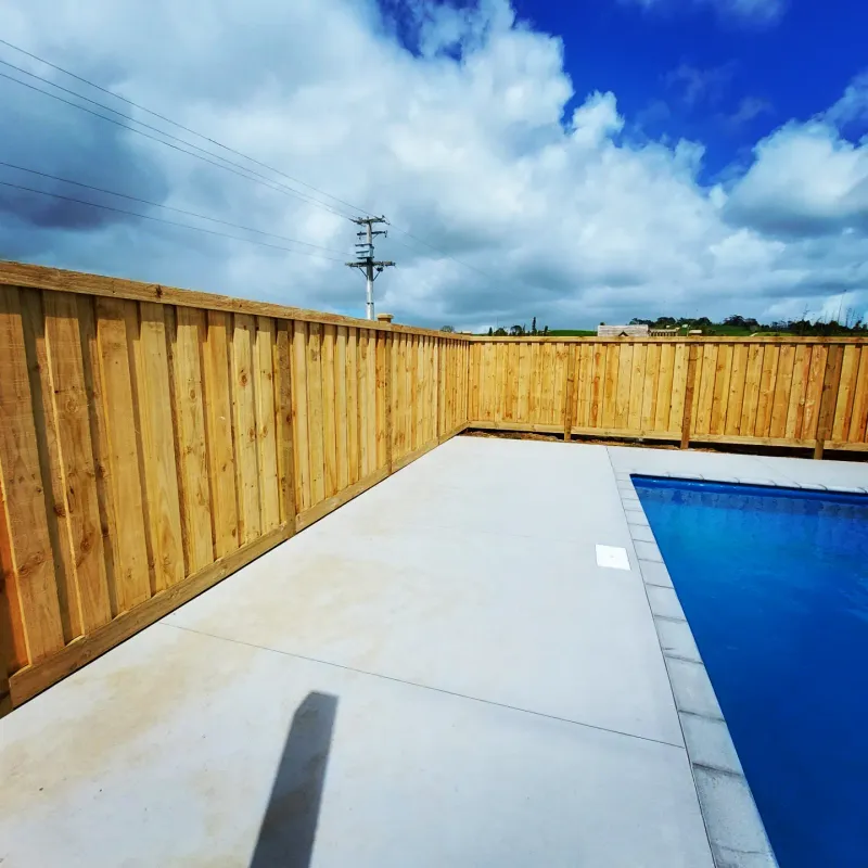 Fence to a pool